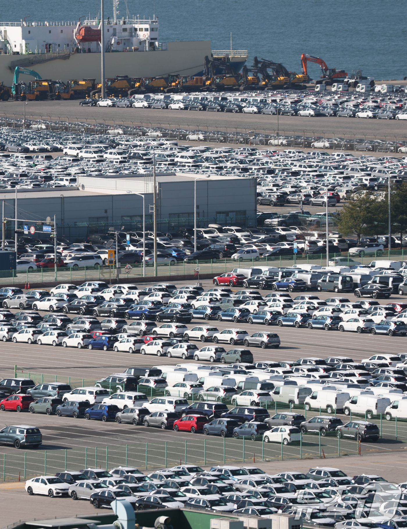 (평택=뉴스1) 김영운 기자 = 4일 경기 평택시 포승읍 평택항에 수출용 차량이 세워져 있다.한국산 자동차 관세를 15%로 인하하는 내용이 3일(현지시간) 미국 정부 관보에 게재됐 …