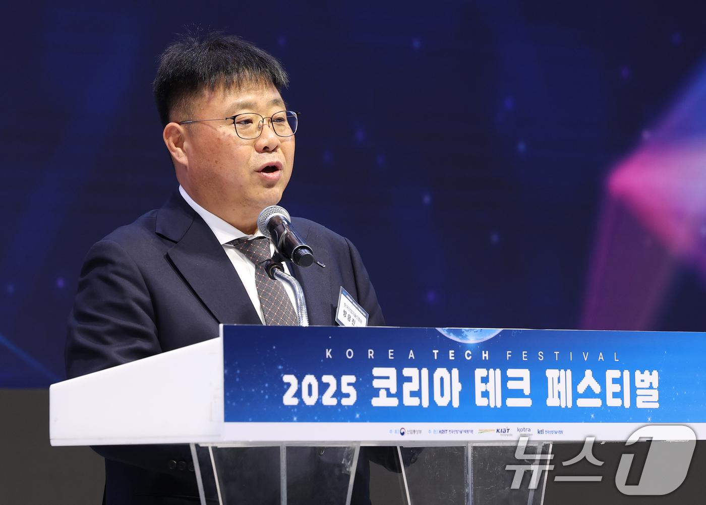 (서울=뉴스1) 오대일 기자 = 4일 오후 서울 강남구 코엑스에서 열린 2025년 산업통상부-삼성전자 기술나눔 행사에서 방응진 한국산업기술진흥원 기술사업화센터장이 개회사를 하고 있 …