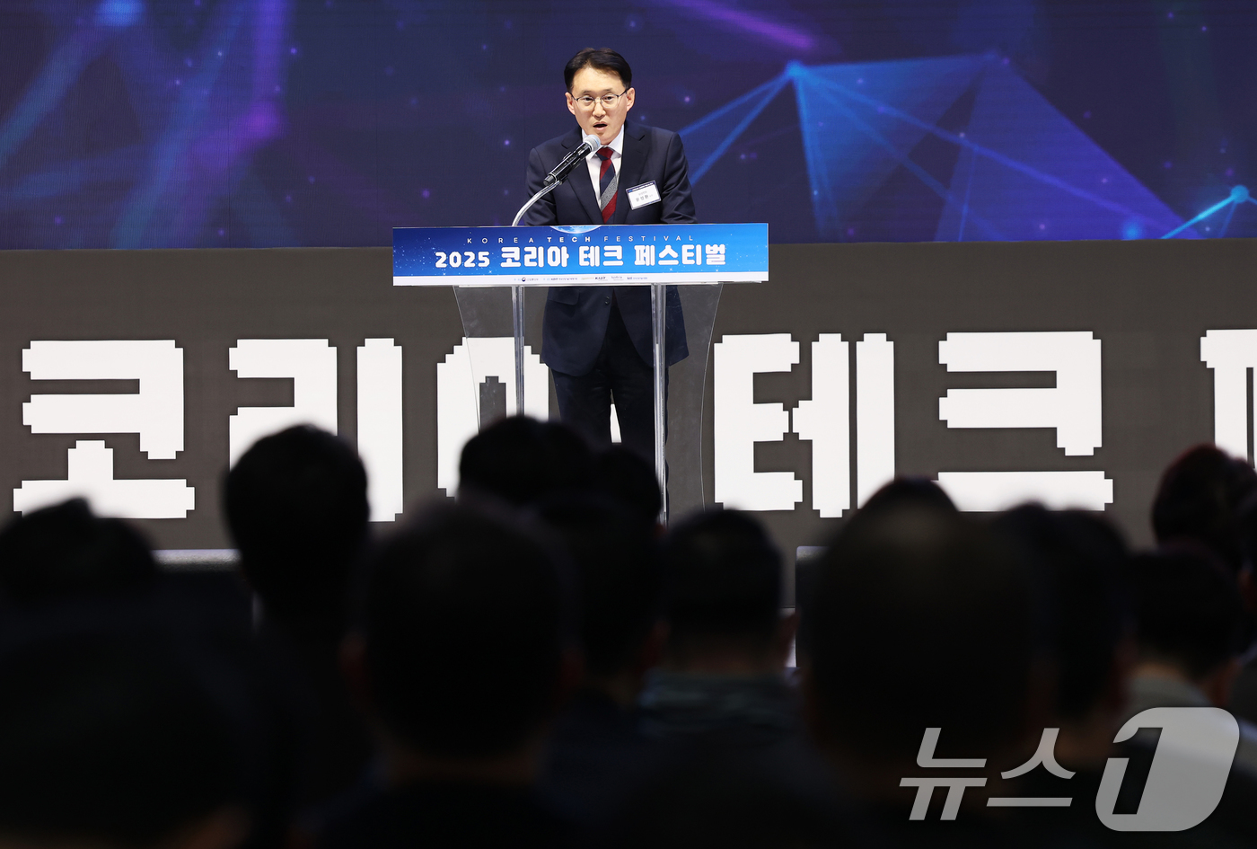 (서울=뉴스1) 오대일 기자 = 4일 오후 서울 강남구 코엑스에서 열린 2025년 산업통상부-삼성전자 기술나눔 행사에서 윤성환 삼성전자 상무가 인사말을 하고 있다.올해 삼성전자의 …