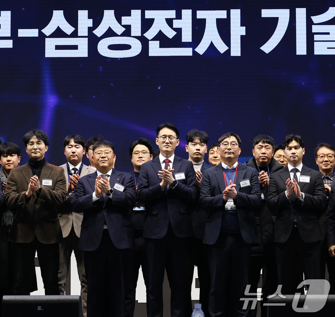 (서울=뉴스1) 오대일 기자 = 4일 오후 서울 강남구 코엑스에서 열린 2025년 산업통상부-삼성전자 기술나눔 행사에서 윤성환 삼성전자 상무(가운데)가 수혜 기업 대표들과 기념촬영 …