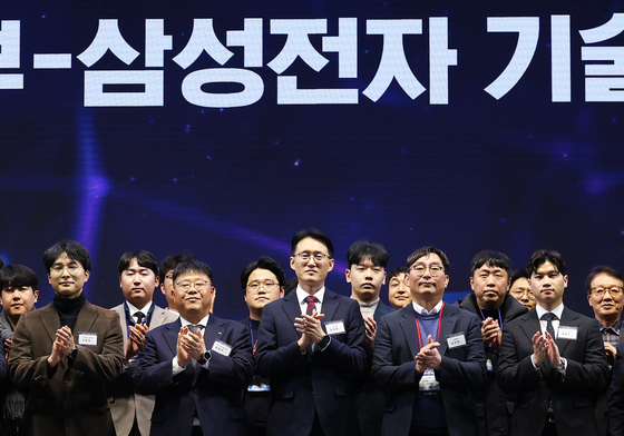 기술 수혜 기업 대표들과 기념촬영하는 삼성전자 윤성환 상무