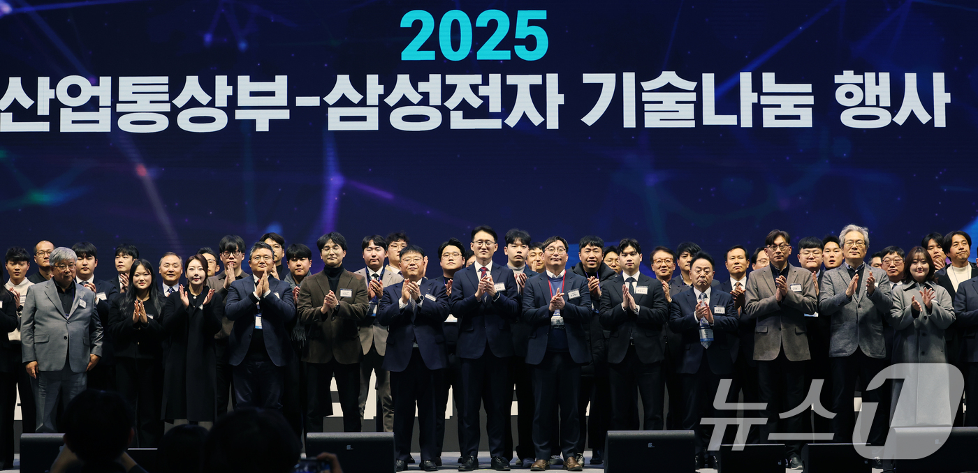 (서울=뉴스1) 오대일 기자 = 4일 오후 서울 강남구 코엑스에서 열린 2025년 산업통상부-삼성전자 기술나눔 행사에서 윤성환 삼성전자 상무(가운데)가 수혜 기업 대표들과 기념촬영 …