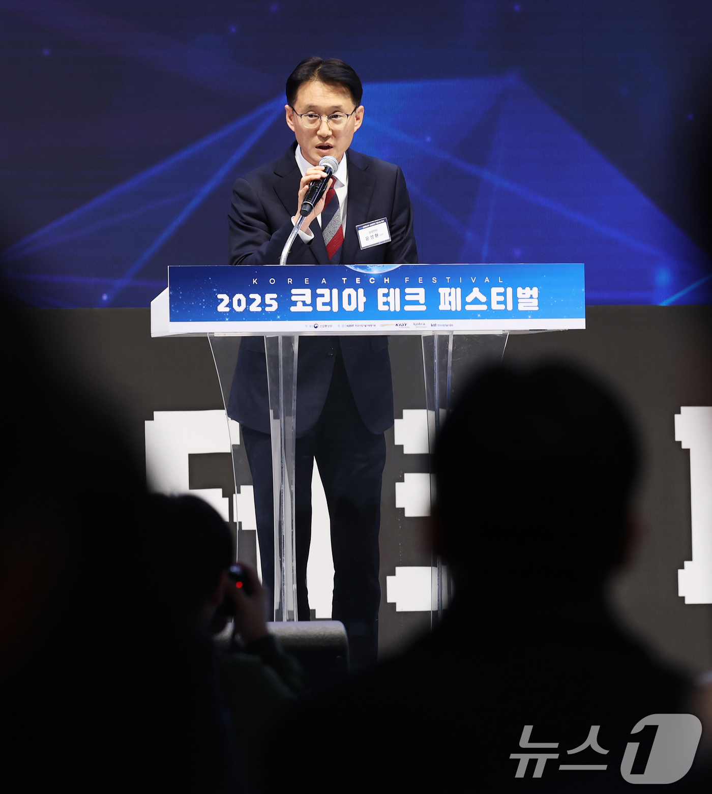 (서울=뉴스1) 오대일 기자 = 4일 오후 서울 강남구 코엑스에서 열린 2025년 산업통상부-삼성전자 기술나눔 행사에서 윤성환 삼성전자 상무가 인사말을 하고 있다.올해 삼성전자의 …