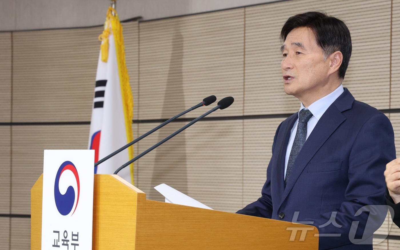 (세종=뉴스1) 김기남 기자 = 오승걸 한국교육과정평가원장이 4일 세종시 정부세종청사 교육부에서  2026학년도 대학수학능력시험 채점 결과 및 관련 내용을 발표하고 있다. 2025 …