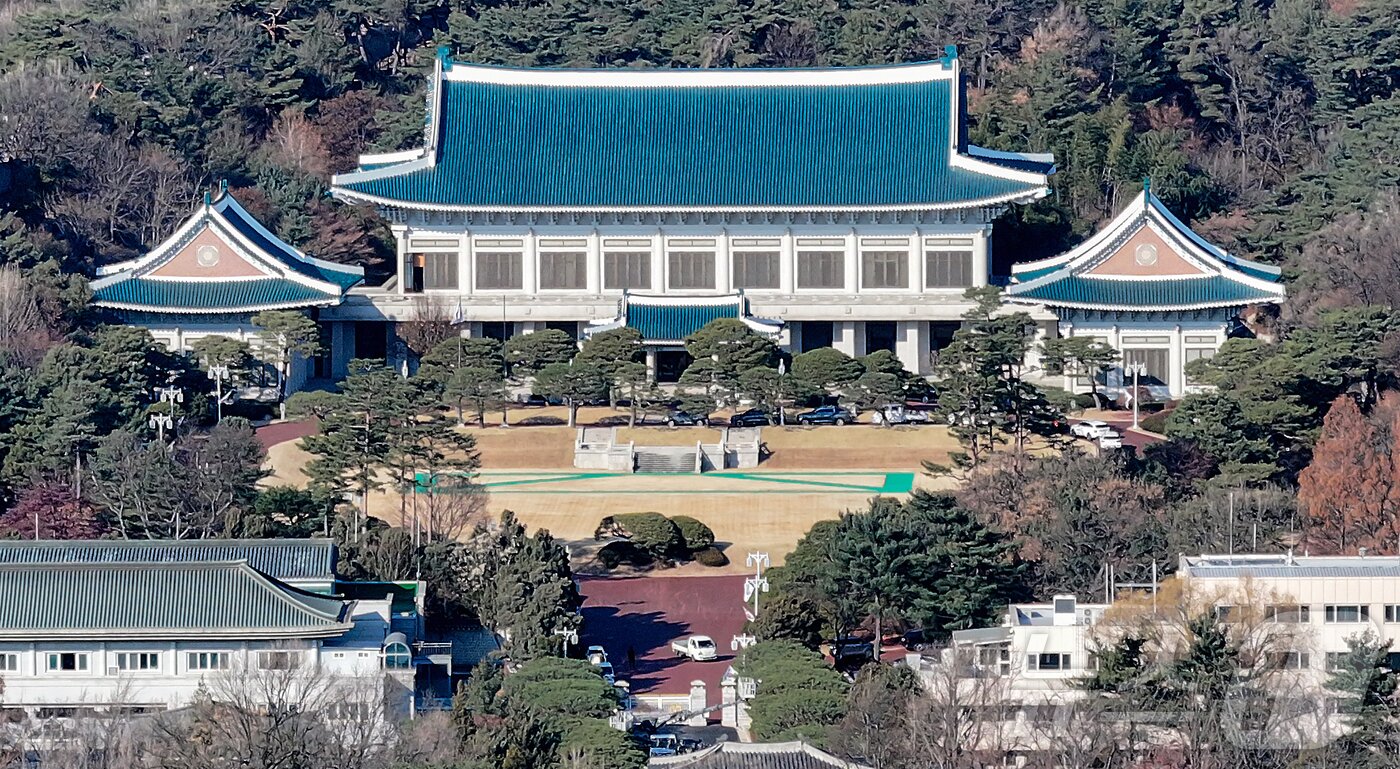 본문 이미지 - 이재명 정부가 3년 7개월 만에 ‘용산 시대’를 마치고 이달 말 청와대로 복귀한다. 대통령실은 둘째 주부터 순차적으로 이사하며, 이전 작업은 이달 말 완료될 예정이다. 사진은 지난 4일 서울 종로구 청와대 본관 모습. 2025.12.4/뉴스1 ⓒ News1 김진환 기자