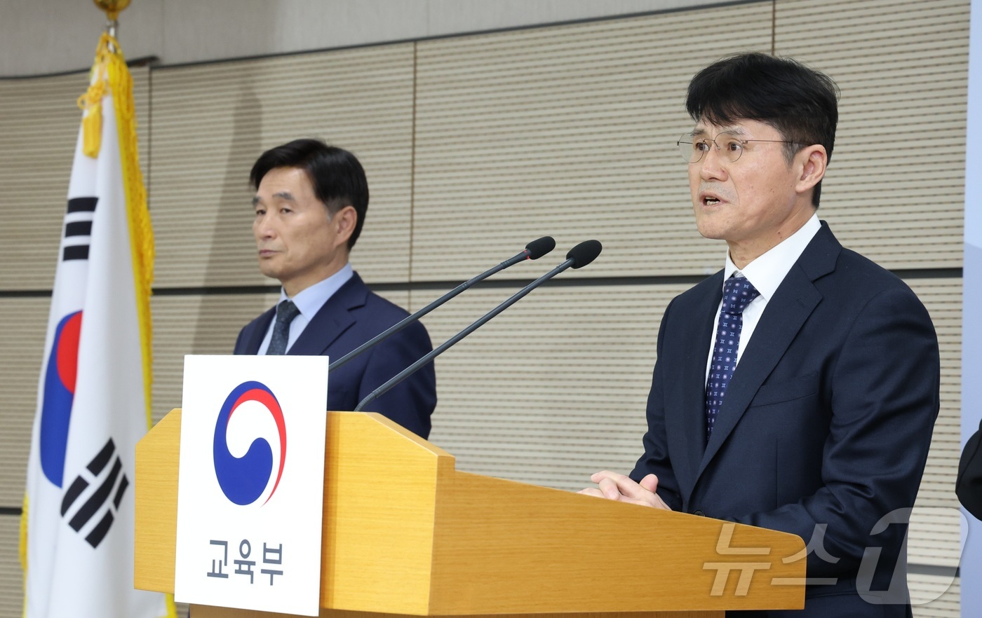 (세종=뉴스1) 김기남 기자 = 민경석 대학수학능력시험 채점위원장이 4일 세종시 정부세종청사 교육부에서 2026학년도 대학수학능력시험 채점 결과를 발표하고 있다.  2025.12. …