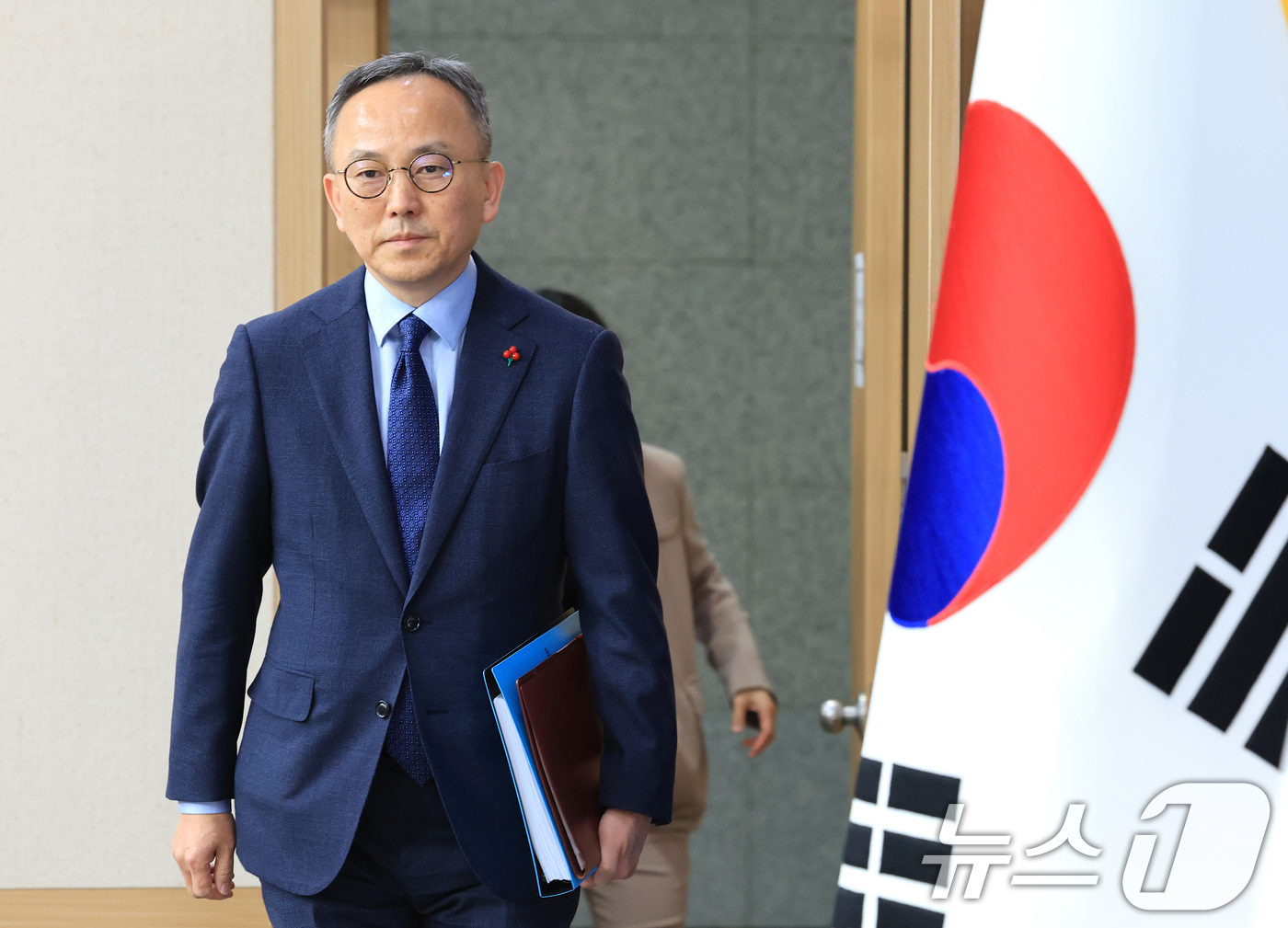 (서울=뉴스1) 임세영 기자 = 박일 외교부 대변인이 4일 서울 종로구 외교부 청사에서 정례브리핑을 하기 위해 이동하고 있다. 2025.12.4/뉴스1