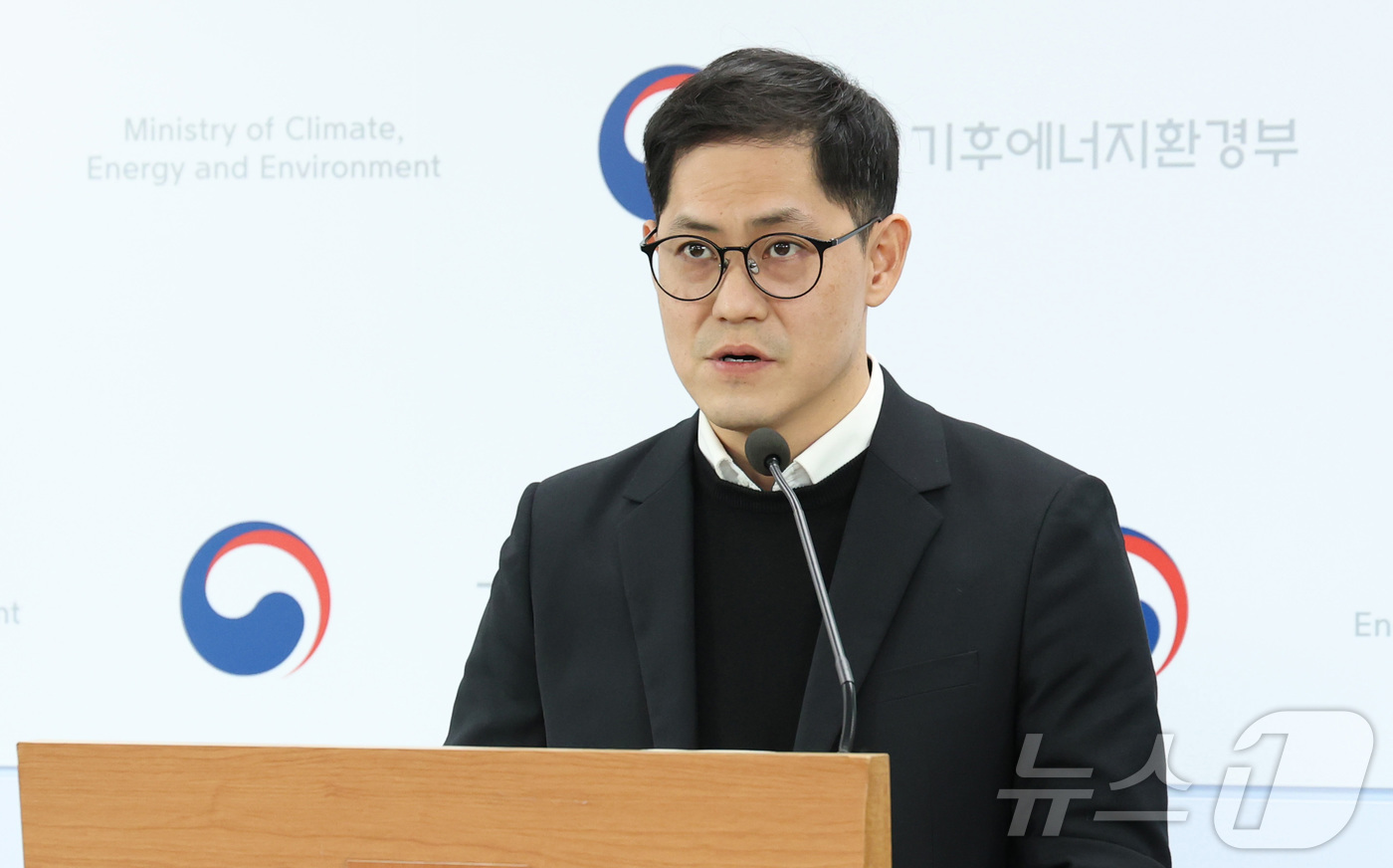 (세종=뉴스1) 김기남 기자 = 이제훈 기후에너지환경부 폐자원에너지과장이 4일 오후 세종시 정부세종청사에서 수도권 생활폐기물 직매립금지 제도 이행을 위한 폐기물관리법 시행규칙 일부 …