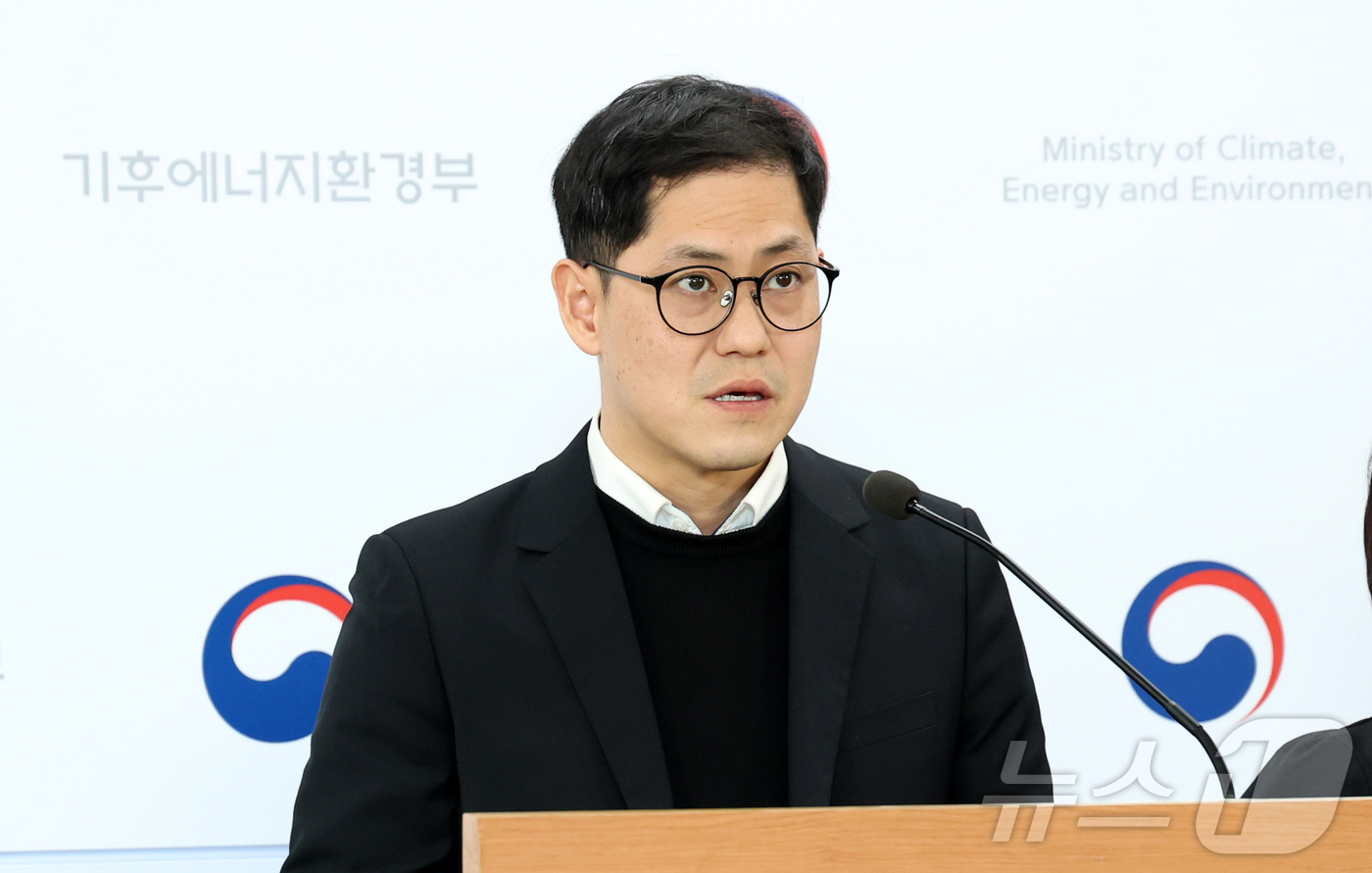 (세종=뉴스1) 김기남 기자 = 이제훈 기후에너지환경부 폐자원에너지과장이 4일 오후 세종시 정부세종청사에서 수도권 생활폐기물 직매립금지 제도 이행을 위한 폐기물관리법 시행규칙 일부 …