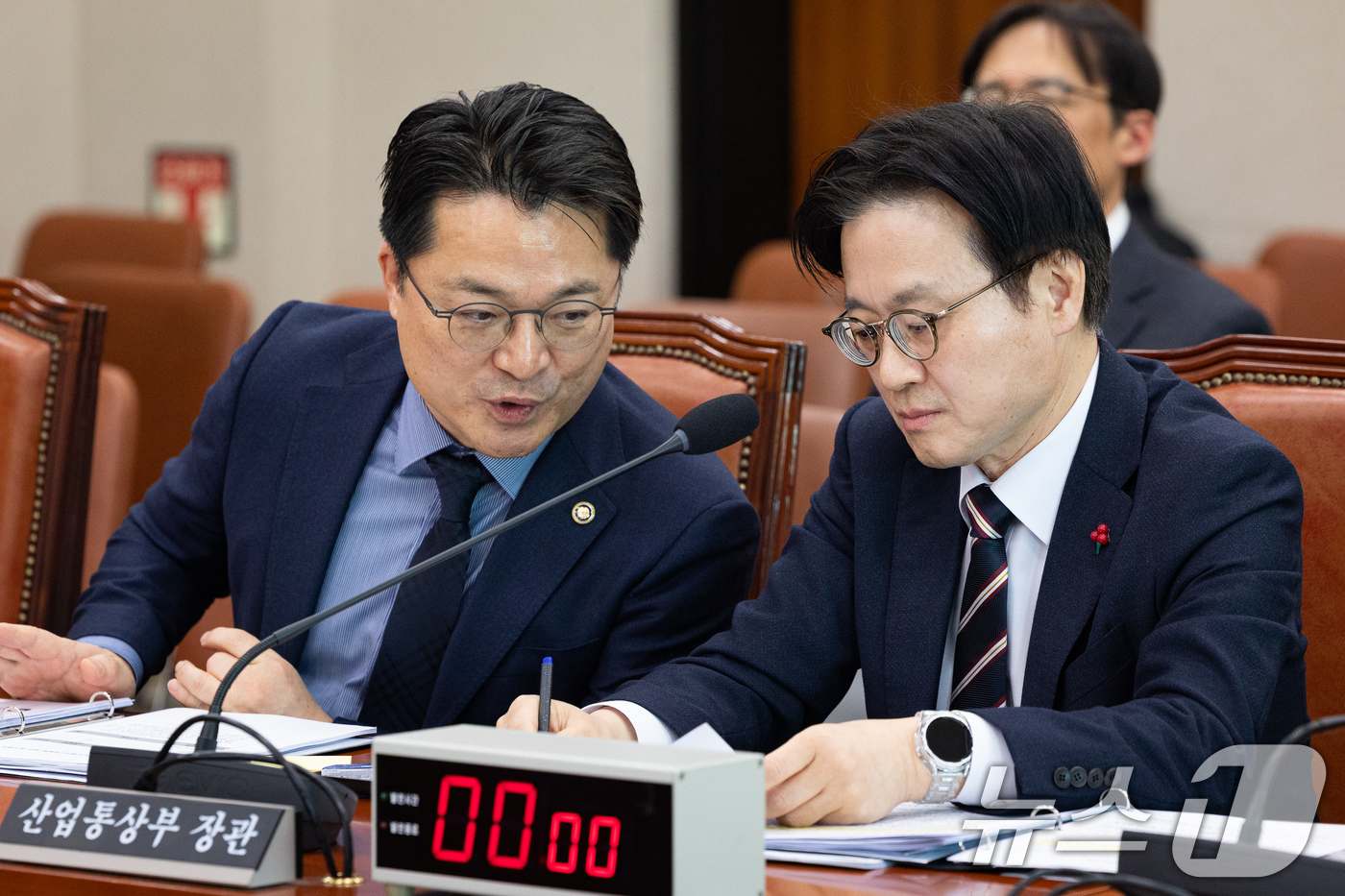 (서울=뉴스1) 유승관 기자 = 김정관 산업통상부 장관과 문신학 차관이 4일 서울 여의도 국회에서 열린 제429회 국회(정기회) 산업통상자원중소벤처기업위원회 제9차 전체회의에 출석 …