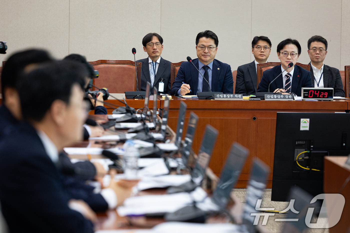 (서울=뉴스1) 유승관 기자 = 김정관 산업통상부 장관이 4일 서울 여의도 국회에서 열린 제429회 국회(정기회) 산업통상자원중소벤처기업위원회 제9차 전체회의에서 의원 질의에 답하 …