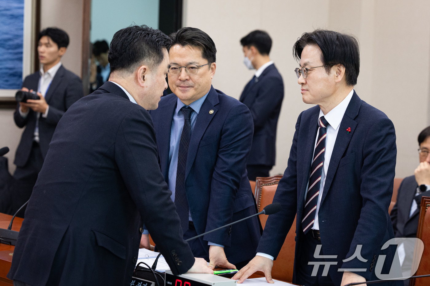 (서울=뉴스1) 유승관 기자 = 김정관 산업통상부 장관과 문신학 차관이 4일 서울 여의도 국회에서 열린 제429회 국회(정기회) 산업통상자원중소벤처기업위원회 제9차 전체회의에 출석 …