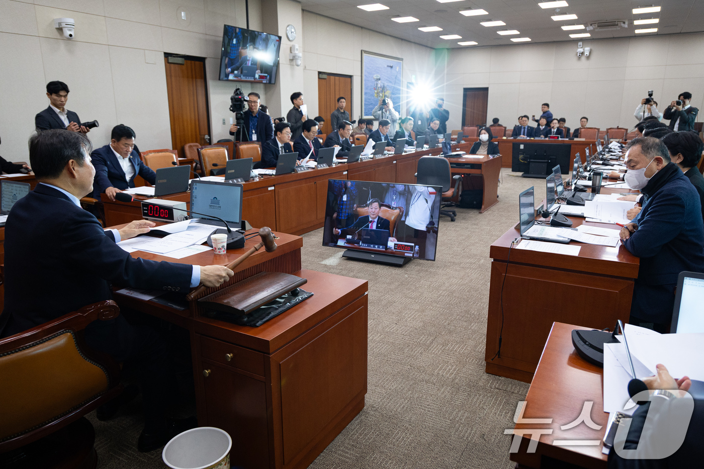 (서울=뉴스1) 유승관 기자 = 이철규 국회 산업통상자원중소벤처기업위원장이 4일 서울 여의도 국회에서 열린 제429회 국회(정기회) 산업통상자원중소벤처기업위원회 제9차 전체회의에서 …