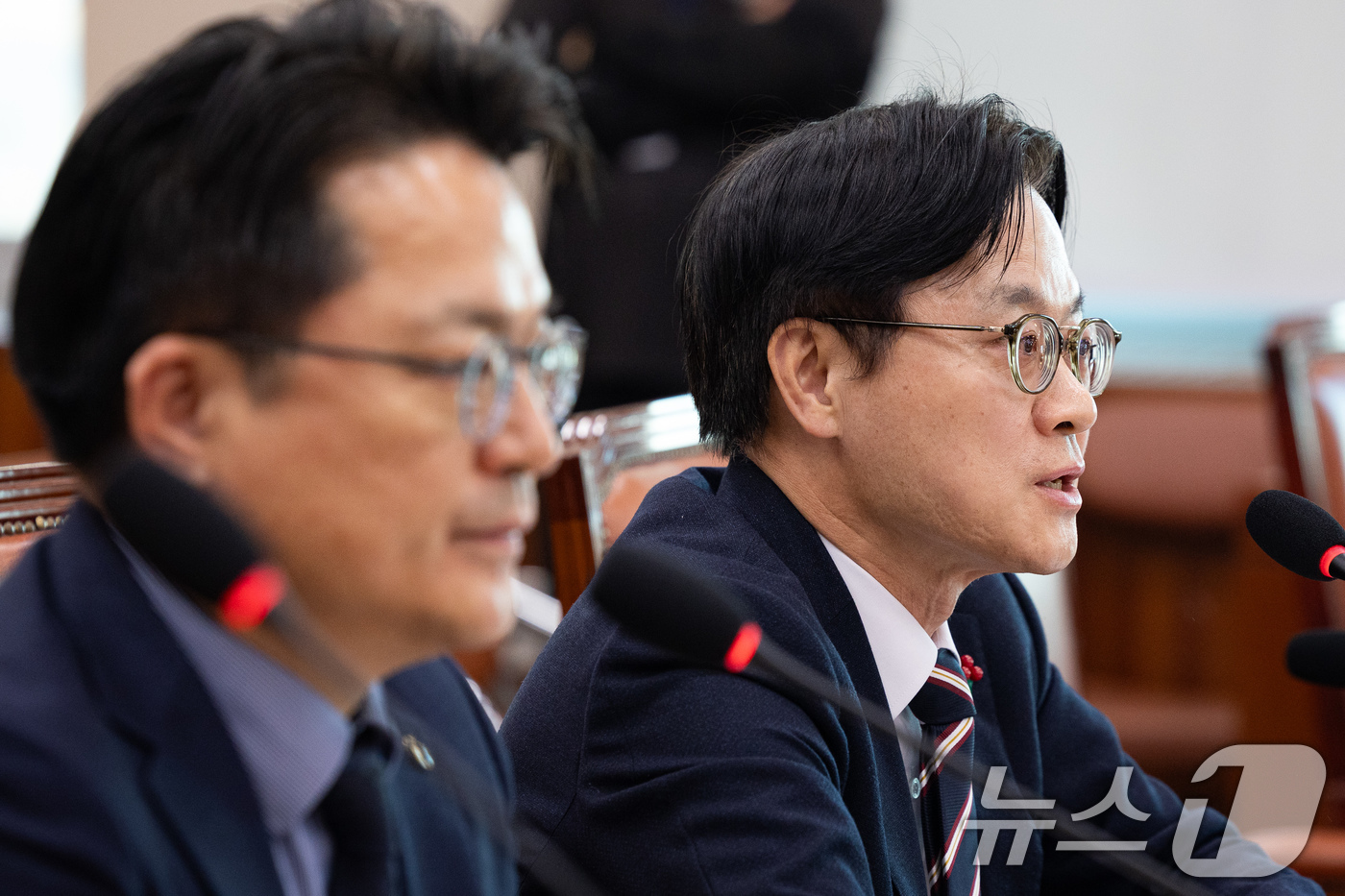 (서울=뉴스1) 유승관 기자 = 김정관 산업통상부 장관이 4일 서울 여의도 국회에서 열린 제429회 국회(정기회) 산업통상자원중소벤처기업위원회 제9차 전체회의에서 의원 질의에 답하 …