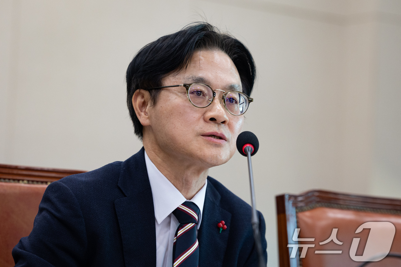 (서울=뉴스1) 유승관 기자 = 김정관 산업통상부 장관이 4일 서울 여의도 국회에서 열린 제429회 국회(정기회) 산업통상자원중소벤처기업위원회 제9차 전체회의에서 의원 질의에 답하 …