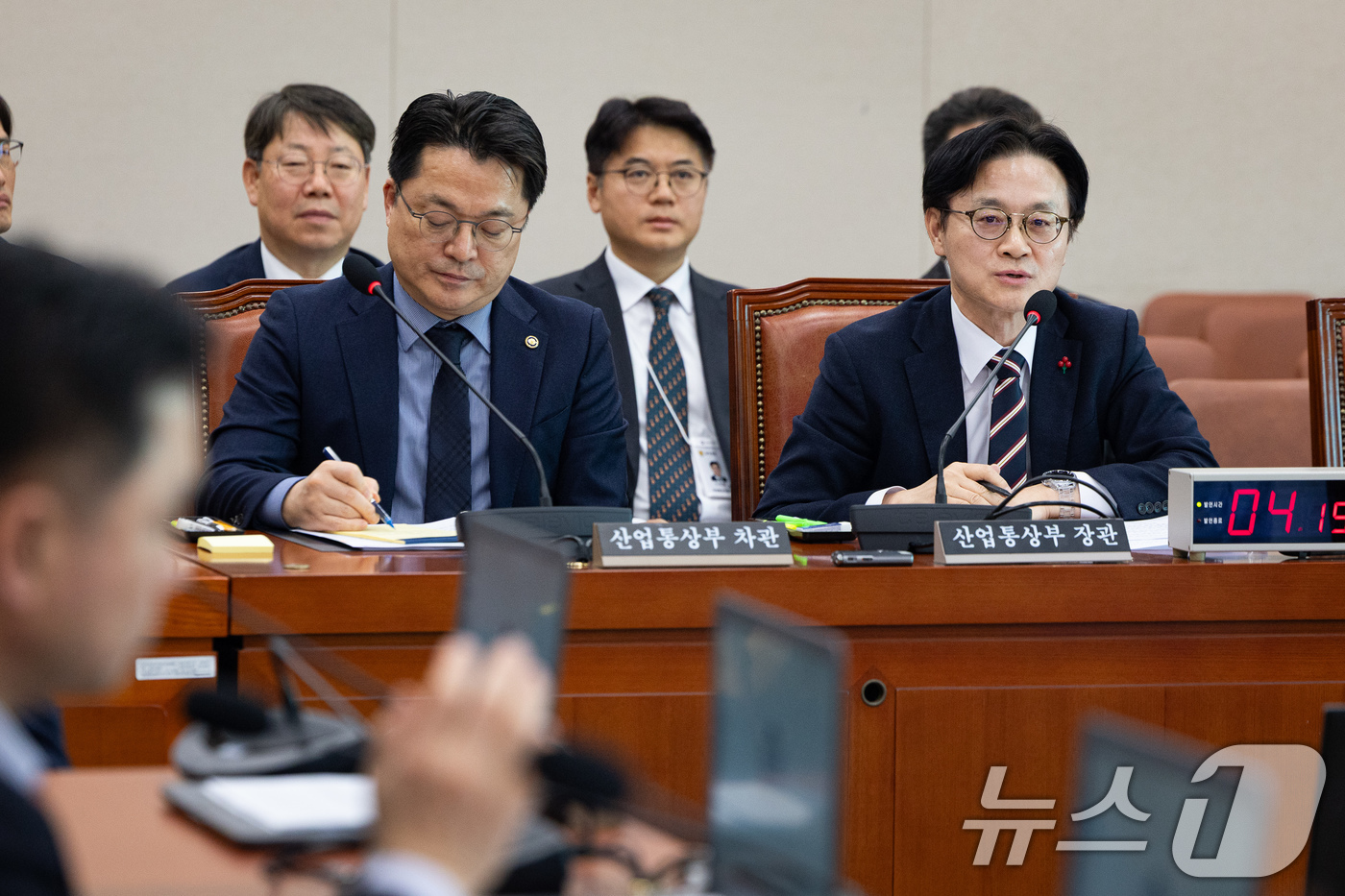 (서울=뉴스1) 유승관 기자 = 김정관 산업통상부 장관이 4일 서울 여의도 국회에서 열린 제429회 국회(정기회) 산업통상자원중소벤처기업위원회 제9차 전체회의에서 의원 질의에 답하 …