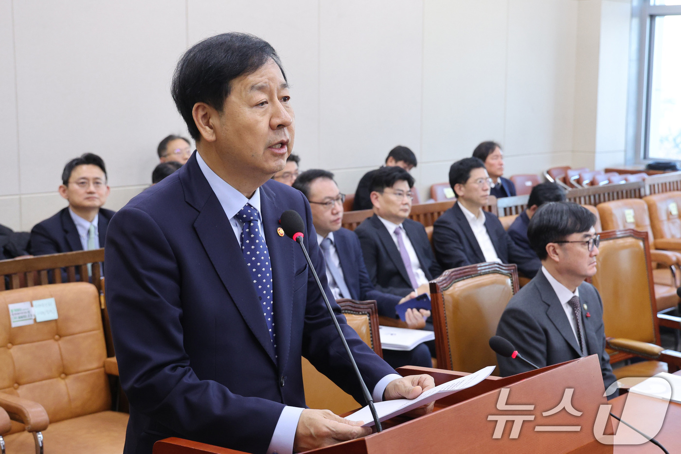 (서울=뉴스1) 신웅수 기자 = 구윤철 경제부총리 겸 기획재정부 장관이 4일 서울 여의도 국회에서 열린 기획재정위원회 전체회의에서 발언하고 있다. 2025.12.4/뉴스1