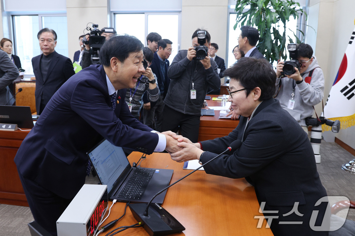 (서울=뉴스1) 신웅수 기자 = 구윤철 경제부총리 겸 기획재정부 장관이 4일 서울 여의도 국회에서 열린 기획재정위원회 전체회의에서 임이자 위원장과 인사하고 있다. 2025.12.4 …