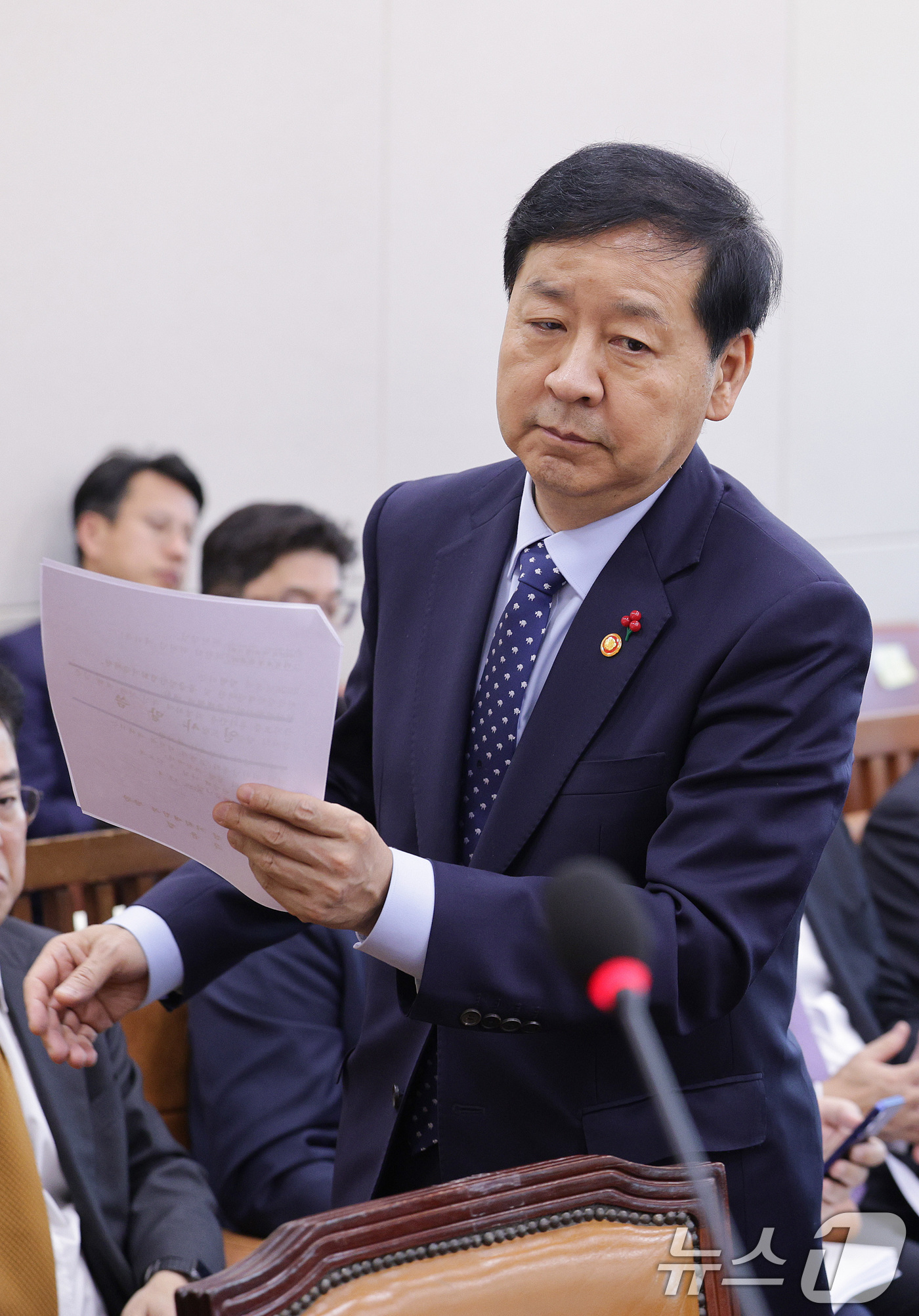 (서울=뉴스1) 신웅수 기자 = 구윤철 경제부총리 겸 기획재정부 장관이 4일 서울 여의도 국회에서 열린 기획재정위원회 전체회의에서 발언대로 향하고 있다. 2025.12.4/뉴스1