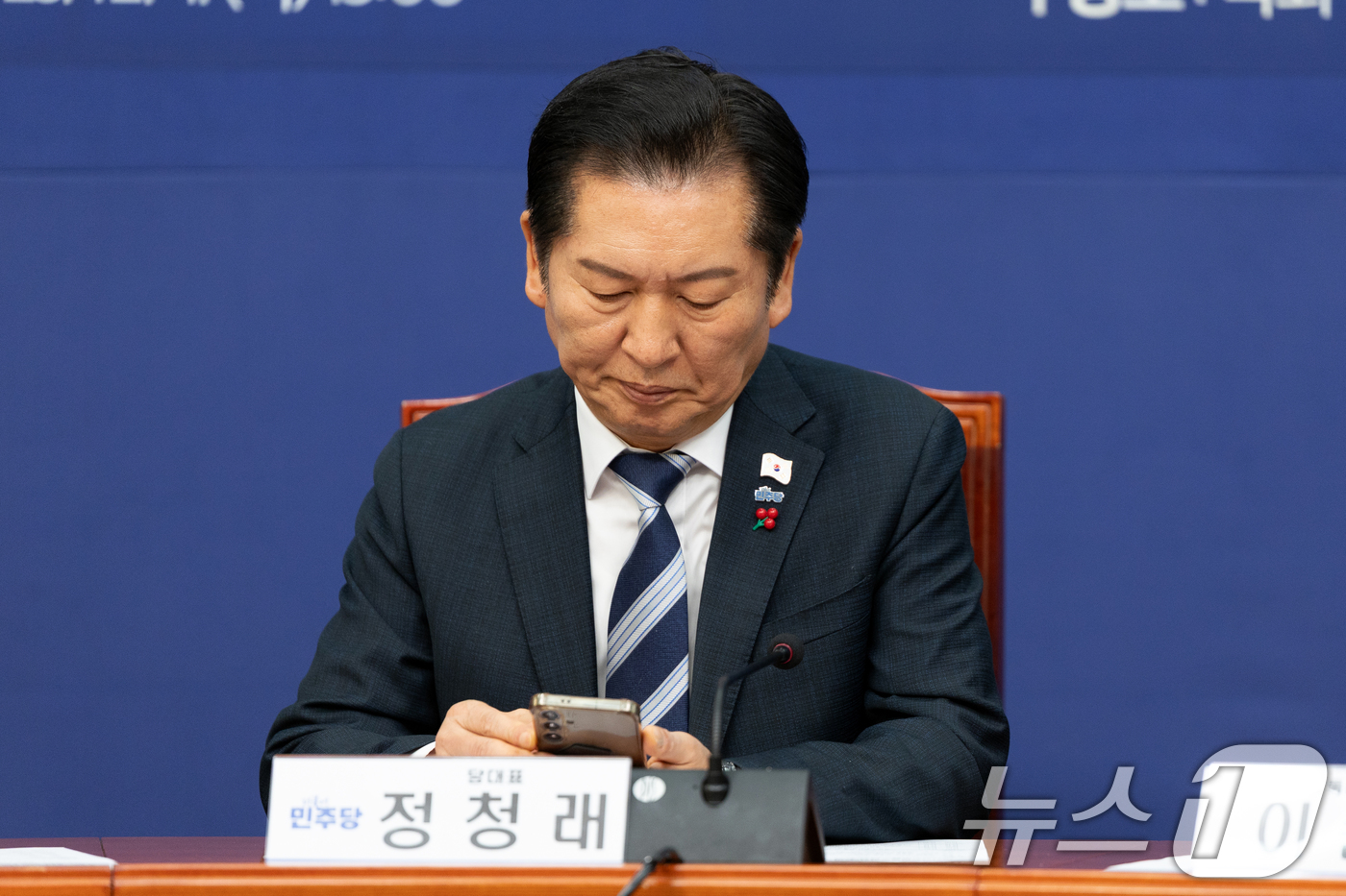 (서울=뉴스1) 이승배 기자 = 정청래 더불어민주당 대표가 4일 서울 여의도 국회에서 열린 역사와정의특별위원회-국가보훈정책특별위원회 보훈·역사 분야 정책 간담회에서 핸드폰을 확인하 …