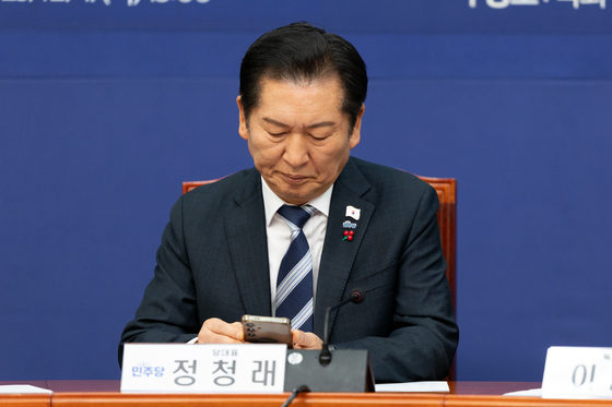 핸드폰 확인하는 정청래 대표