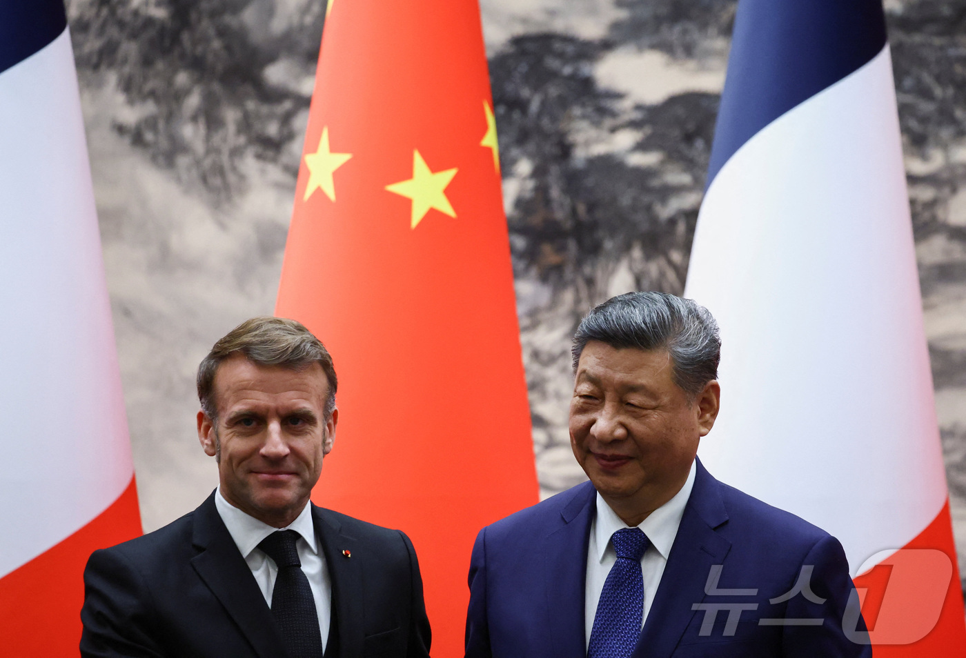 (로이터=뉴스1) 정은지 특파원 = 에마뉘엘 마크롱 프랑스 대통령과 시진핑 중국 국가주석이 4일 베이징 인민대회당에서 회담 후 협력 문건에 서명했다. 2025.12.04ⓒ 로이터= …