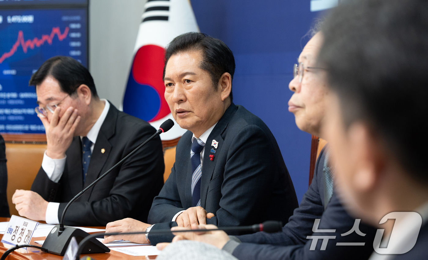 (서울=뉴스1) 이승배 기자 = 정청래 더불어민주당 대표가 4일 서울 여의도 국회에서 열린 역사와정의특별위원회-국가보훈정책특별위원회 보훈·역사 분야 정책 간담회에서 인사말하고 있다 …