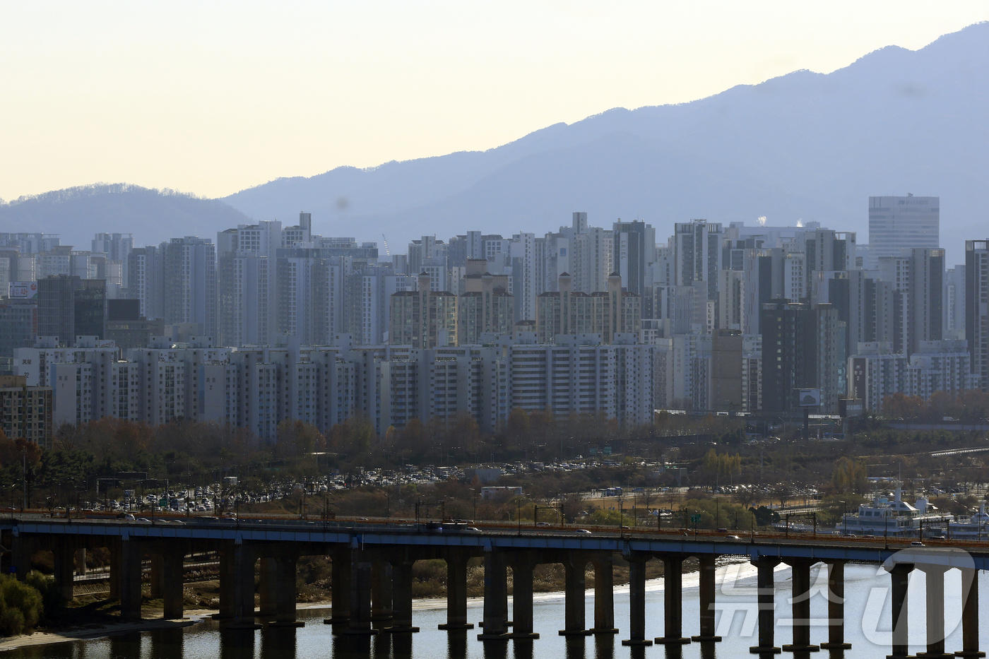 (서울=뉴스1) 박정호 기자 = 국세청이 고가 아파트가 밀집해 있는 강남 4구와 마포·용산·성동(마용성) 아파트 증여에 대해 증여세 신고 적정 여부를 전수 검증하고 부담부증여 등 …