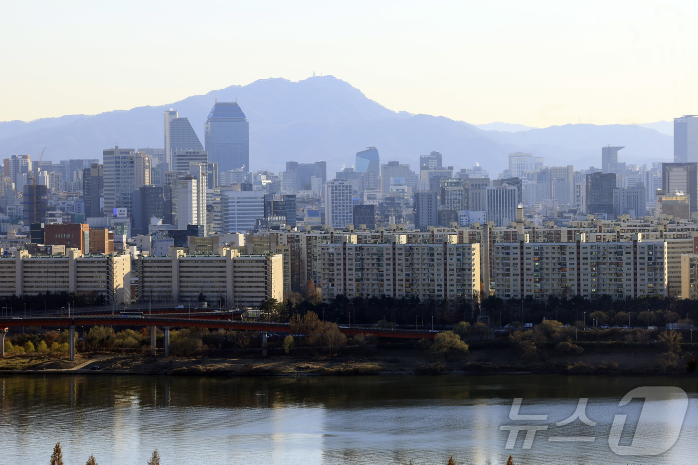 (서울=뉴스1) 박정호 기자 = 국세청이 고가 아파트가 밀집해 있는 강남 4구와 마포·용산·성동(마용성) 아파트 증여에 대해 증여세 신고 적정 여부를 전수 검증하고 부담부증여 등 …