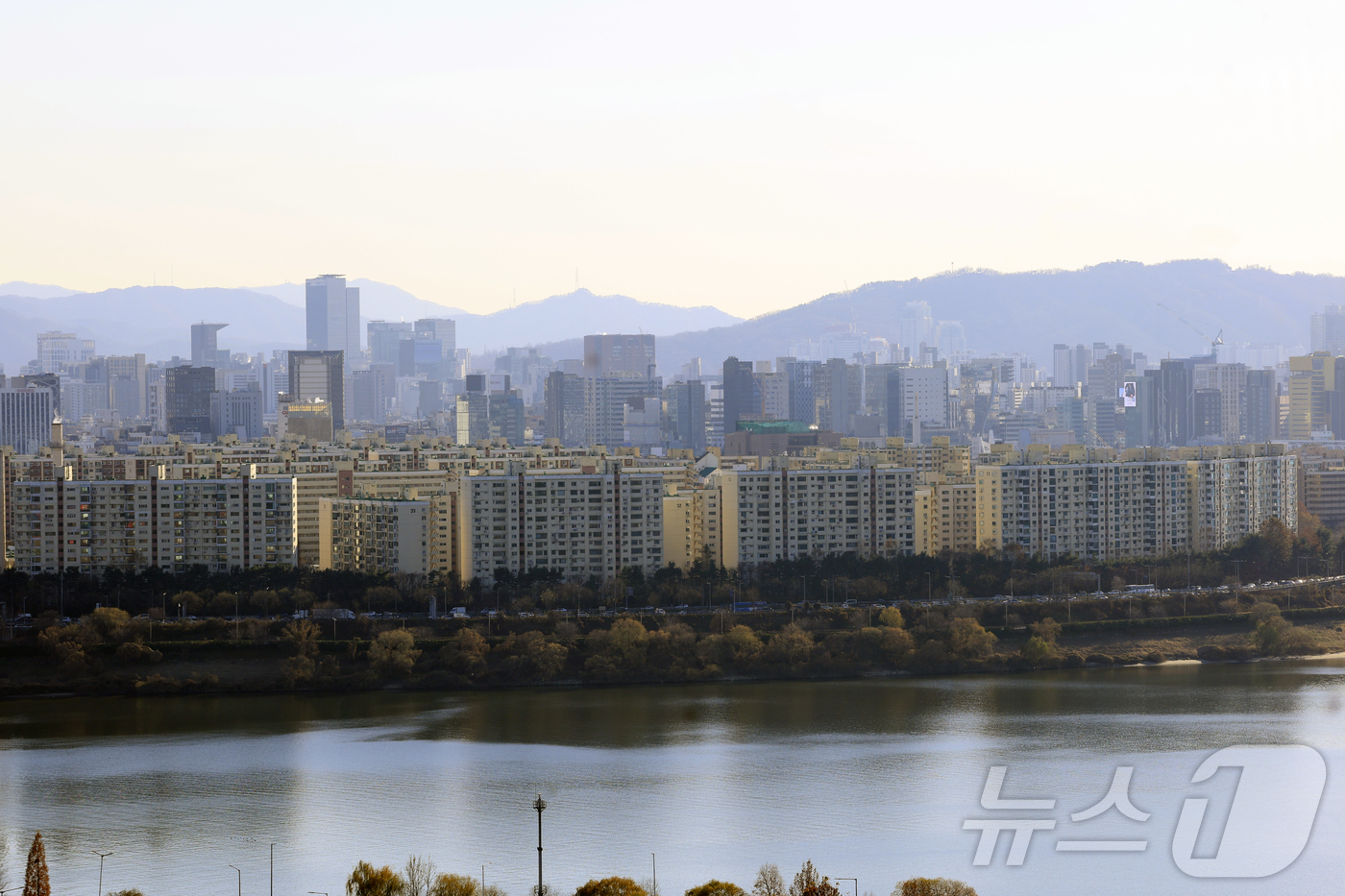 (서울=뉴스1) 박정호 기자 = 국세청이 고가 아파트가 밀집해 있는 강남 4구와 마포·용산·성동(마용성) 아파트 증여에 대해 증여세 신고 적정 여부를 전수 검증하고 부담부증여 등 …