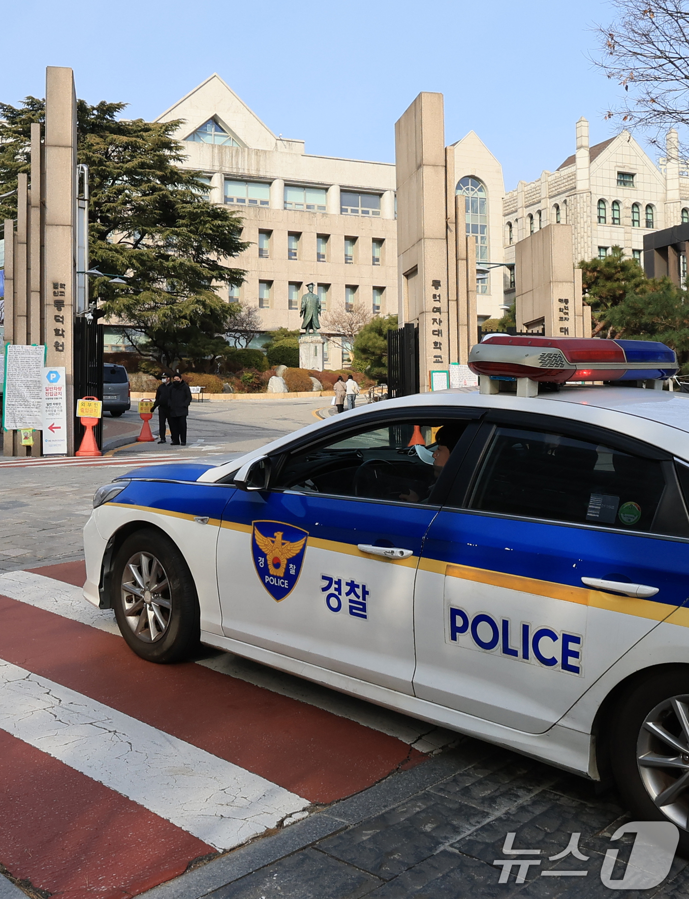 (서울=뉴스1) 이호윤 기자 = 동덕여자대학교는 4일 캠퍼스 건물 공학 반대 항의 래커 제거 행사와 공학전환 강행 반대 시위를 계획예정이었으나 동덕여대를 겨냥한 흉기난동 예고 글이 …