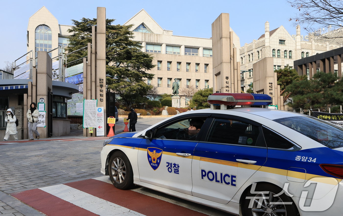 (서울=뉴스1) 이호윤 기자 = 동덕여자대학교는 4일 캠퍼스 건물 공학 반대 항의 래커 제거 행사와 공학전환 강행 반대 시위를 계획예정이었으나 동덕여대를 겨냥한 흉기난동 예고 글이 …