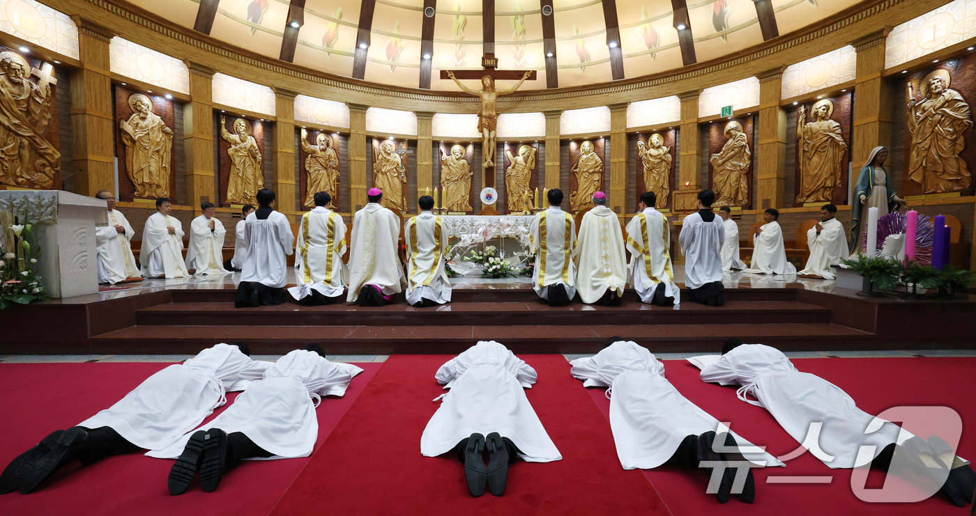 (수원=뉴스1) 김영운 기자 = 4일 경기 수원시 장안구 정자동주교좌성당에서 ‘2025년 천주교 수원교구 부제 서품식’이 거행되고 있다. 2025.12.4/뉴스1