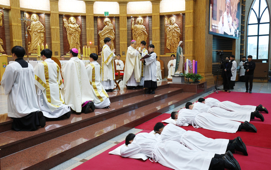 부복기도 올리는 부제 수품자들