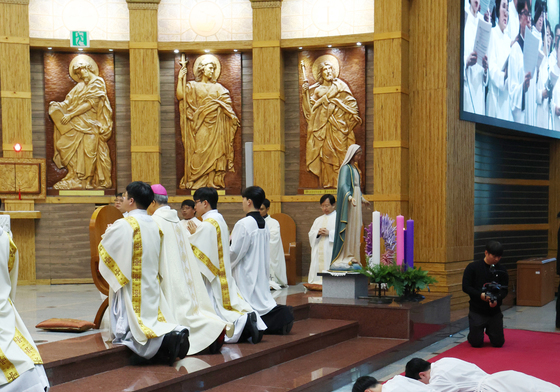 부복기도 올리는 부제 수품자들