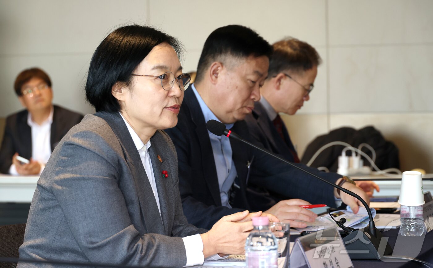 본문 이미지 - 중소벤처기업부는 4일 서울 중소기업 DMC 타워에서 명문장수기업 간담회를 개최했다. &#40;중기부 제공&#41;