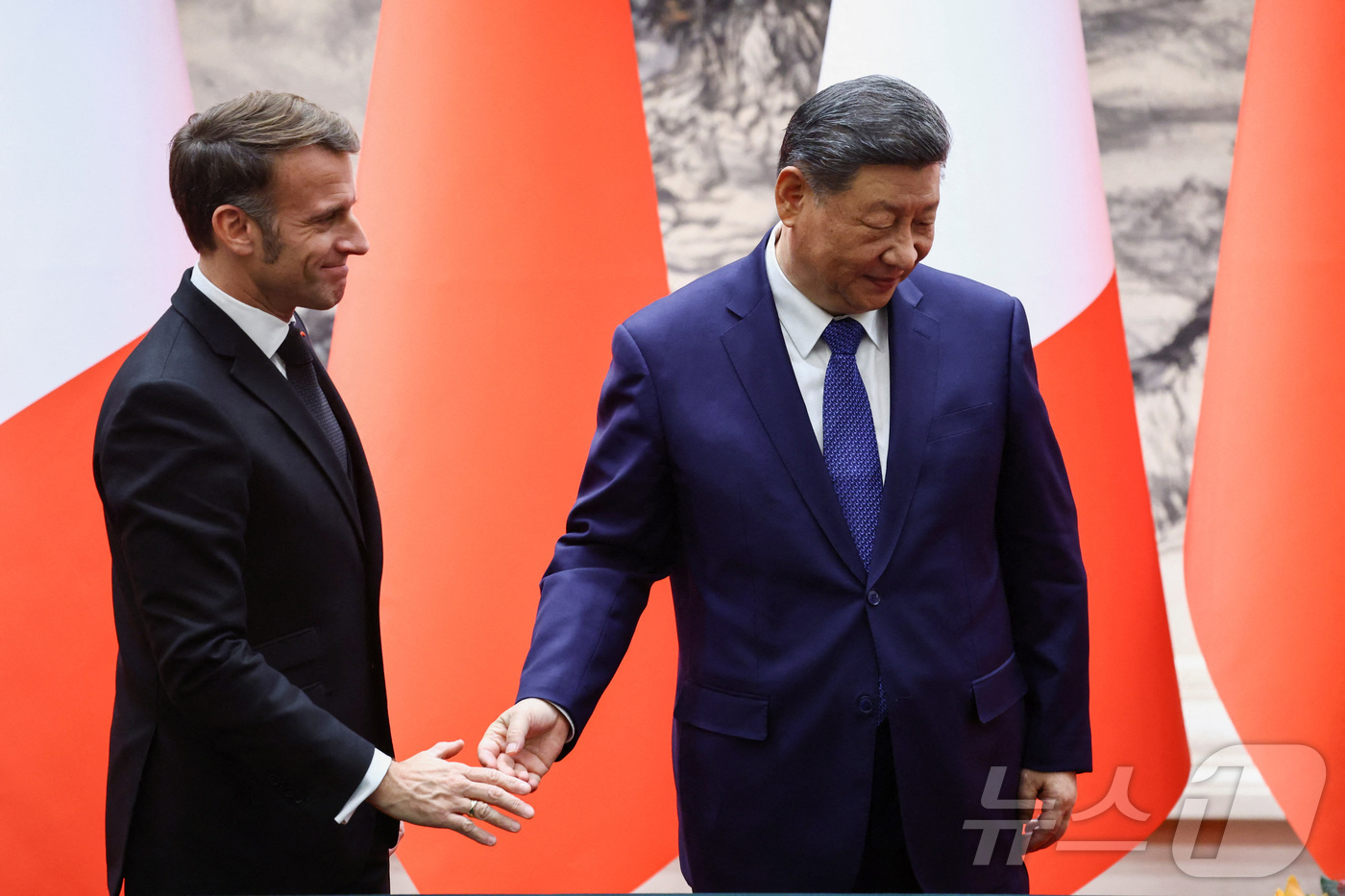 (베이징 로이터=뉴스1) 강민경 기자 = 에마뉘엘 마크롱 프랑스 대통령이 4일 중국 베이징 인민대회당에서 시진핑 중국 국가주석과 악수를 나누고 있다. 2025.12.4ⓒ 로이터=뉴 …