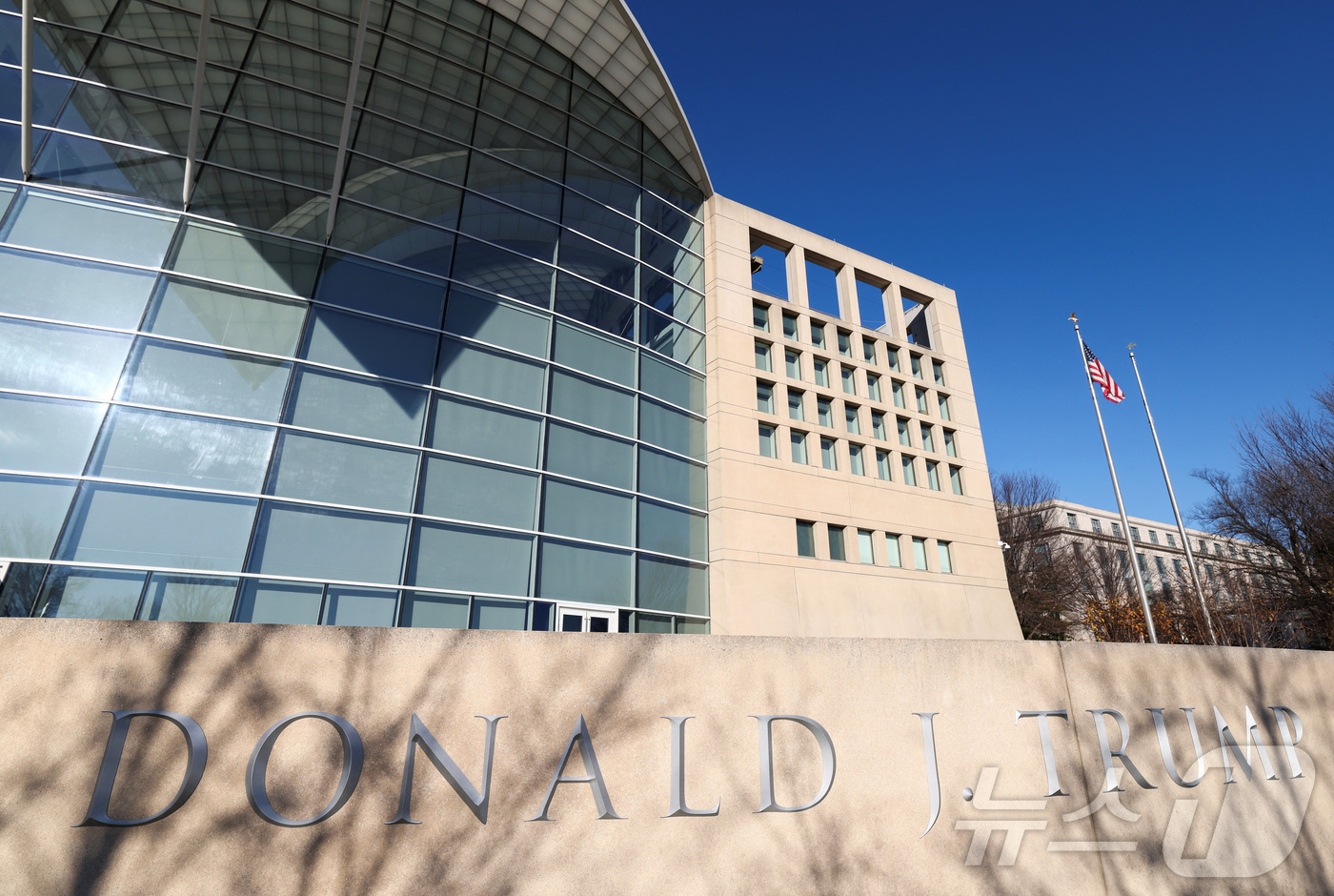 (워싱턴DC 로이터=뉴스1) 윤다정 기자 = 3일(현지시간) 미국 워싱턴DC에 위치한 미국평화연구소(USIP) 표지판에 도널드 트럼프 미국 대통령의 이름이 표시돼 있다. 2025. …