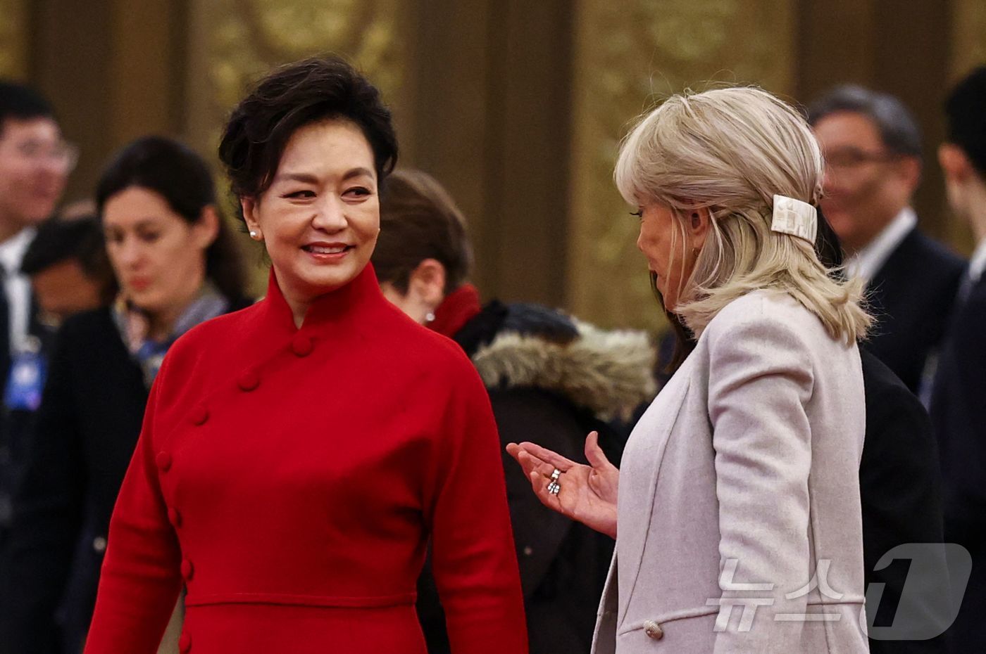 (베이징 AFP=뉴스1) 양은하 기자 = 4일(현지시간) 베이징 인민대회당에서 열린 환영식에 시진핑 중국 국가주석의 부인 펑리위안(왼쪽)과 에마뉘엘 마크롱 프랑스 대통령의 부인 브 …