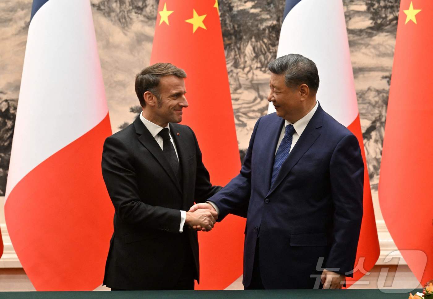 (베이징 AFP=뉴스1) 양은하 기자 = 4일(현지시간) 시진핑 중국 국가주석과 에마뉘엘 마크롱 프랑스 대통령이 베이징 인민대회당에서 공동 언론 발표를 마친 뒤 악수하고 있다. 2 …