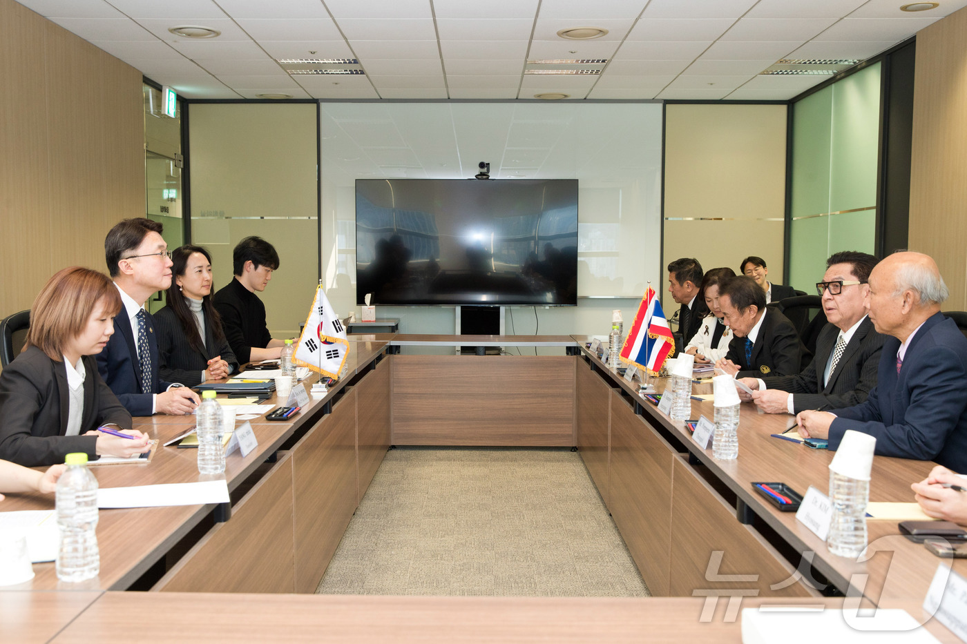 (서울=뉴스1) = 류제명 과학기술정보통신부 제2차관이 4일 오후 서울 종로구 광화문교보빌딩 국가과학기술자문회의 중회의실에서 쿰폰 수파팽 태국 상원 경제재정금융위원회 위원장과 면담 …