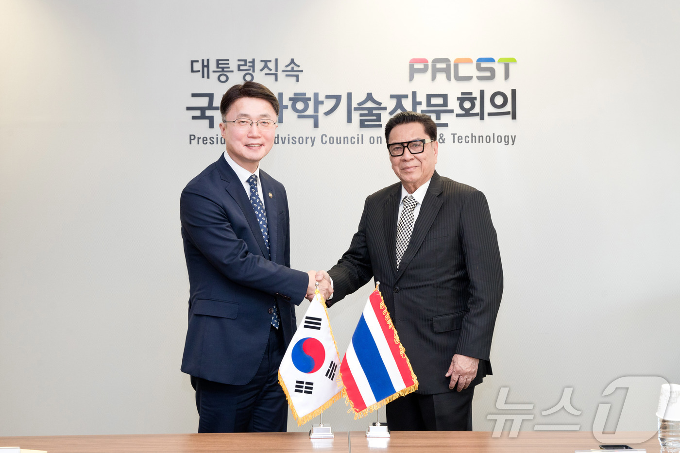 (서울=뉴스1) = 류제명 과학기술정보통신부 제2차관이 4일 오후 서울 종로구 광화문교보빌딩 국가과학기술자문회의 중회의실에서 쿰폰 수파팽 태국 상원 경제재정금융위원회 위원장과 악수 …