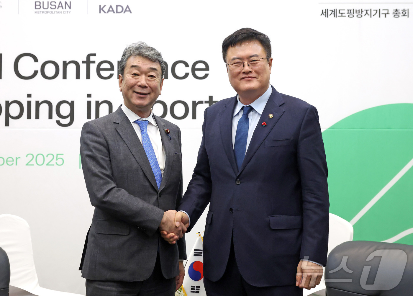 (서울=뉴스1) = 김대현 문화체육관광부 제2차관이 4일 부산 해운대구 벡스코에서 히로유키 나카무라 일본 문부과학성 부대신과 면담을 마치고 기념촬영을 하고 있다. (문화체육관광부 …