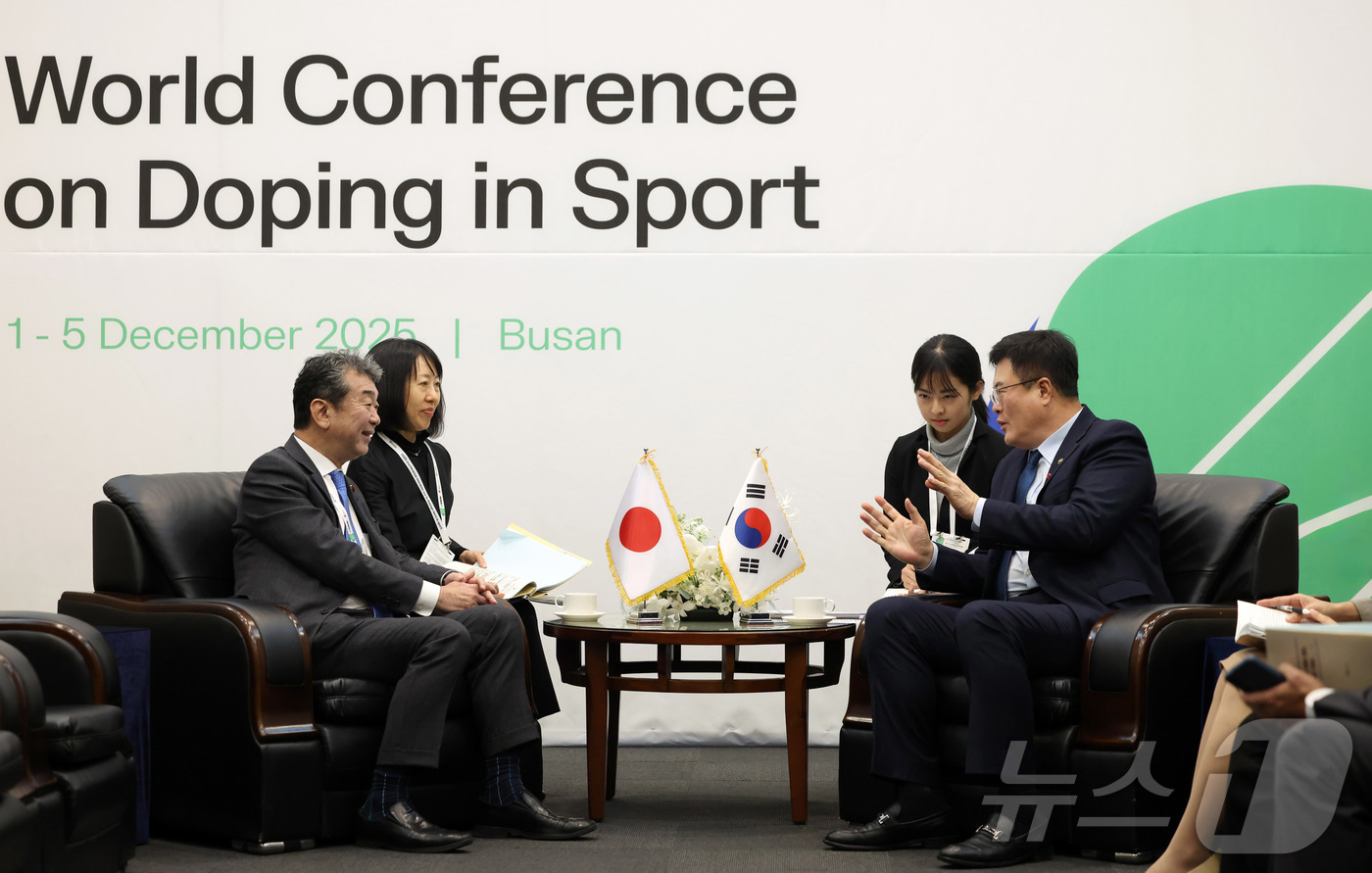 (서울=뉴스1) = 김대현 문화체육관광부 제2차관이 4일 부산 해운대구 벡스코에서 히로유키 나카무라 일본 문부과학성 부대신과 면담을 하고 있다. (문화체육관광부 제공. 재판매 및 …