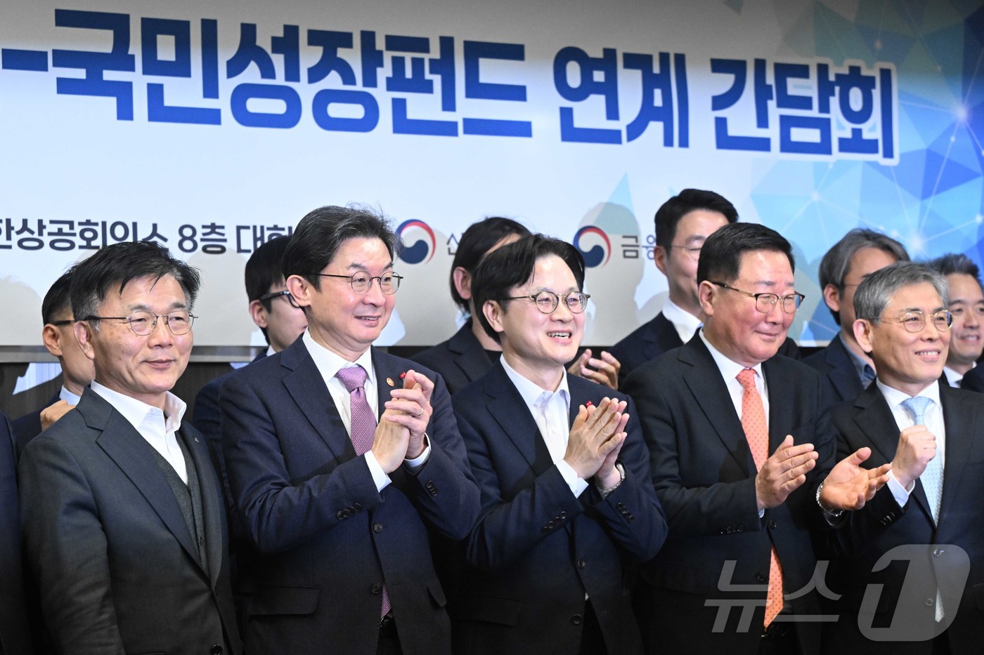 (서울=뉴스1) 박지혜 기자 = 김정관 산업통상부 장관(가운데)과 이억원 금융위원장(왼쪽 두번째)을 비롯한 참석자들이 4일 오후 서울 중구 대한상공회의소에서 열린 'M.AX 얼라이 …
