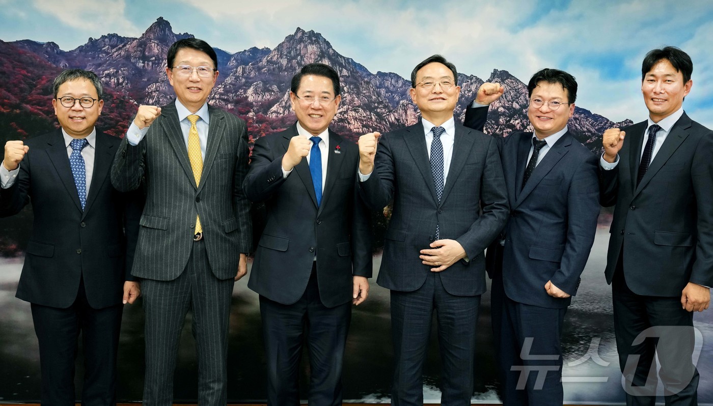 (무안=뉴스1) 전원 기자 = 김영록 전라남도지사가 4일 도청 접견실에서 김완표 삼성글로벌리서치 사장, 장석훈 삼성글로벌리서치 CSR사장 등과 청년분야 지원사업 관련 전남도-삼성 …