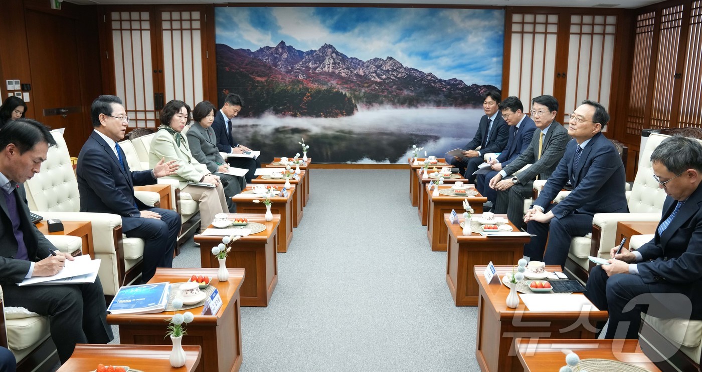 (무안=뉴스1) 전원 기자 = 김영록 전라남도지사가 4일 도청 접견실에서 김완표 삼성글로벌리서치 사장, 장석훈 삼성글로벌리서치 CSR사장 등과 청년분야 지원사업 관련 전남도-삼성 …