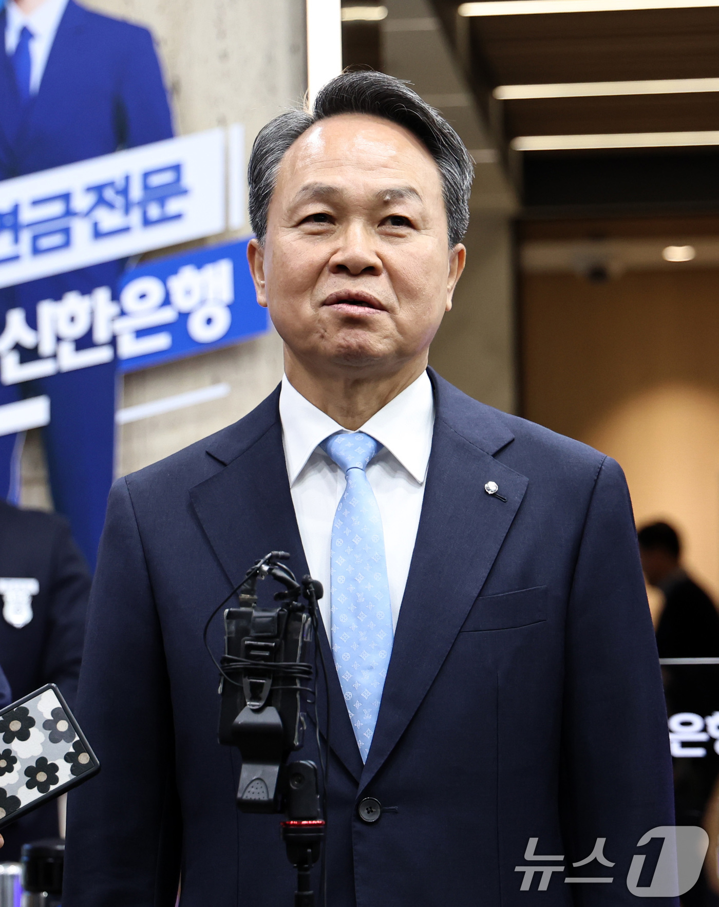 (서울=뉴스1) 구윤성 기자 = 진옥동 신한금융 회장이 4일 오후 서울 중구 신한은행 본점에서 연임 소감을 밝히고 있다. 2025.12.4/뉴스1