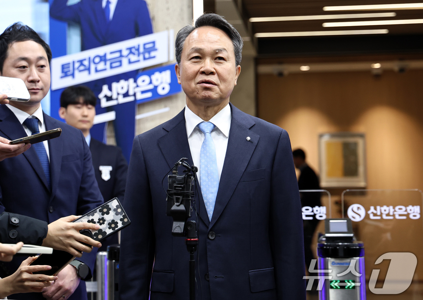 (서울=뉴스1) 구윤성 기자 = 진옥동 신한금융 회장이 4일 오후 서울 중구 신한은행 본점에서 연임 소감을 밝히고 있다. 2025.12.4/뉴스1