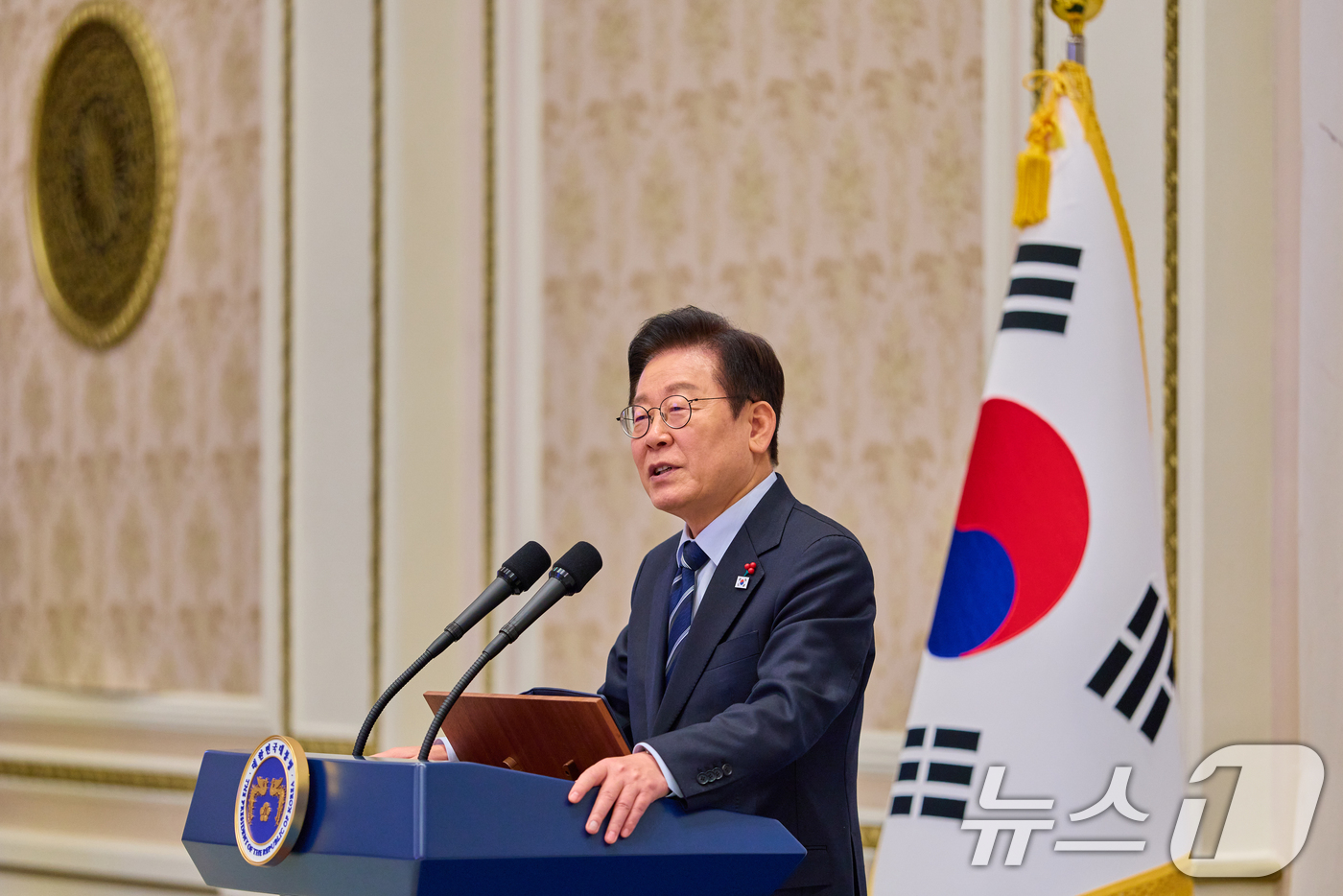 (서울=뉴스1) 허경 기자 = 이재명 대통령이 4일 청와대 영빈관에서 열린 산업 역군 초청 오찬 행사에서 인사말을 하고 있다. (대통령실 제공. 재판매 및 DB 금지) 2025.1 …